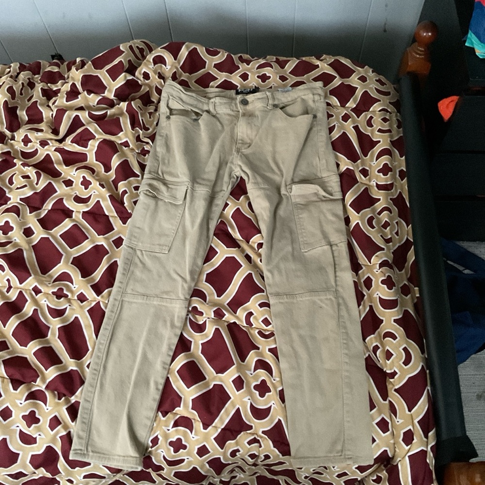 I’m Selling Cargos/Khakis, Come Buy!